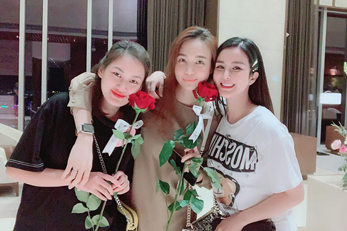 Stylist Pông Chuẩn chắc chắn sẽ đến chúc mừng Đàm Thu Trang lên xe hoa. Được biết, stylist này đã hỗ trợ Đàm Thu Trang chuẩn bị đám cưới.