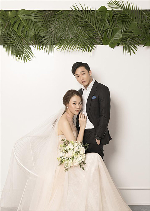 Khi chụp ảnh cưới, Đàm Thu Trang còn diện mẫu váy cưới màu hồng nude ngọt ngào, chất liệu voan phối ren.