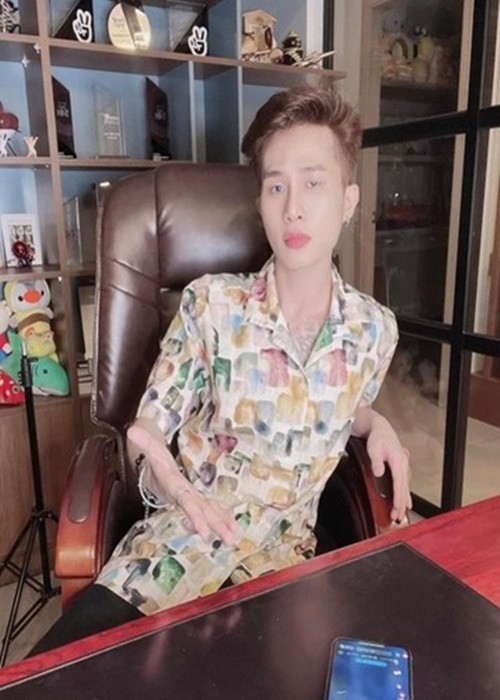 Tháng 4/2022, tình cũ của Thiên An chính thức lộ diện khi đăng tải hình ảnh tổ chức sinh nhật online với fan. Giọng ca sinh năm 1997 trông hốc hác. Ảnh: Bảo vệ công lý