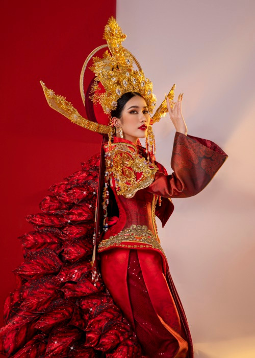 NTK Lê Long Dũng và NTK Thân Nguyễn An Kha đã thổi vào hơi thở truyền thống hiếu học vốn đã có từ lâu đời của dân tộc Việt Nam, từ đó tôn vinh vẻ đẹp và học thức đáng nể của Phương Anh trong hành trình “mang chuông đi đánh xứ người”.