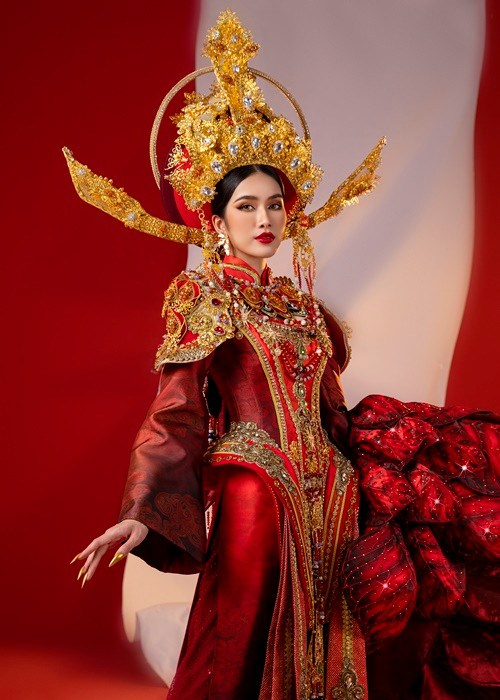 NTK Lê Long Dũng cho biết: “Sở dĩ tôi lựa chọn hình ảnh bà Nguyễn Thị Duệ nhằm phần nào thể hiện một cách tinh tế nhất vẻ đẹp tri thức cùng học vấn “khủng” vốn đã làm nên tên tuổi của nàng hậu Phương Anh. Bên cạnh việc giữ nguyên form dáng của chiếc áo dài truyền thống, tôi và NTK Thân Nguyễn An Kha đã tạo điểm nhấn thông qua phụ kiện như: mấn thiết kế tròn như vầng hào quang của sự ưu tú, vân khiên ở vai áo cũng như phần thân áo được trang trí dựa trên những kiến trúc từ những bức tượng thời Lý đến thời nhà Nguyễn được chạm nổi, chạm lộng vô cùng đa dạng. Thêm vào đó, hoa văn vốn cổ và hình ảnh sao khuê 16 cánh tượng trưng cho những trạng nguyên đạt ngôi vị cao nhất tỏa sáng như bầu trời đầy sao”.
