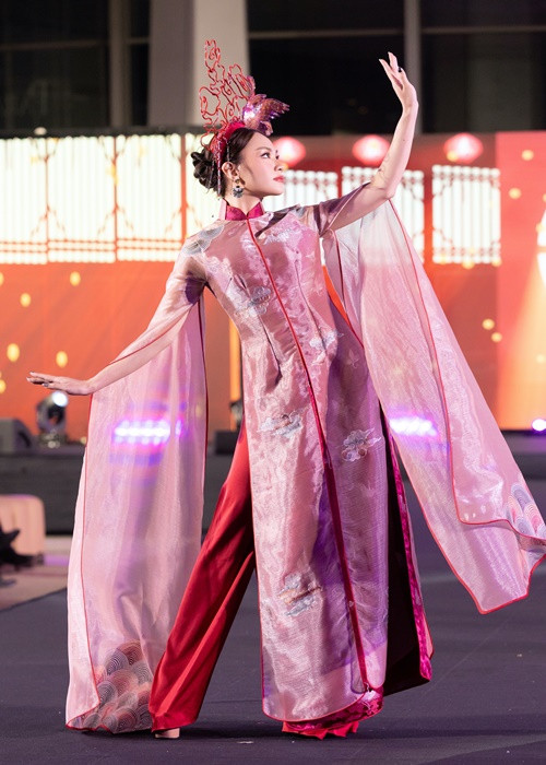 Hoa hậu Huỳnh Nguyễn Mai Phương diện thiết kế trong bộ sưu tập của NTK Trần Thiện Khánh.