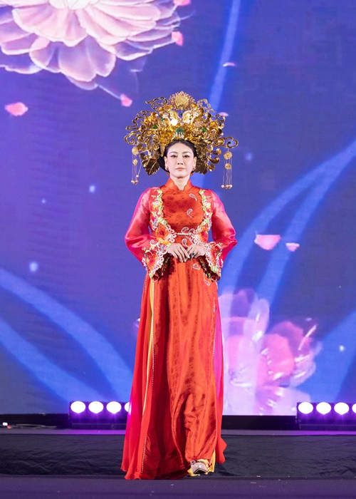 Hoa hậu Hà Kiều Anh cũng tham gia trình diễn.