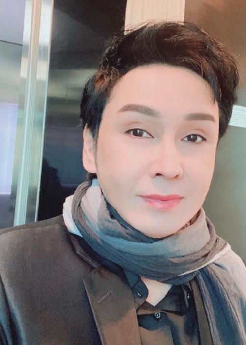 Bố mẹ người yêu Vũ Luân muốn anh làm kinh doanh theo con đường mà họ đã sắp đặt sẵn thay vì đi hát. “Họ in sẵn card với chức danh giám đốc bằng tên thật của tôi. Họ đặt công ty ở Hà Nội và muốn tôi ra đó làm việc. Dù không nói thẳng nhưng động tác đó chính là muốn cắt đứt con đường đi hát của tôi. Khi tôi từ chối không nhận, gia đình giận và cấm không cho hai đứa quen nhau”, anh nói. Ảnh: FBNV