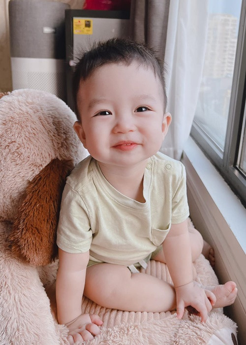 Bằng Kiều và bạn gái hiện tại có một cậu con trai chung tên Benly Bằng Nguyên. Ảnh: FBNV