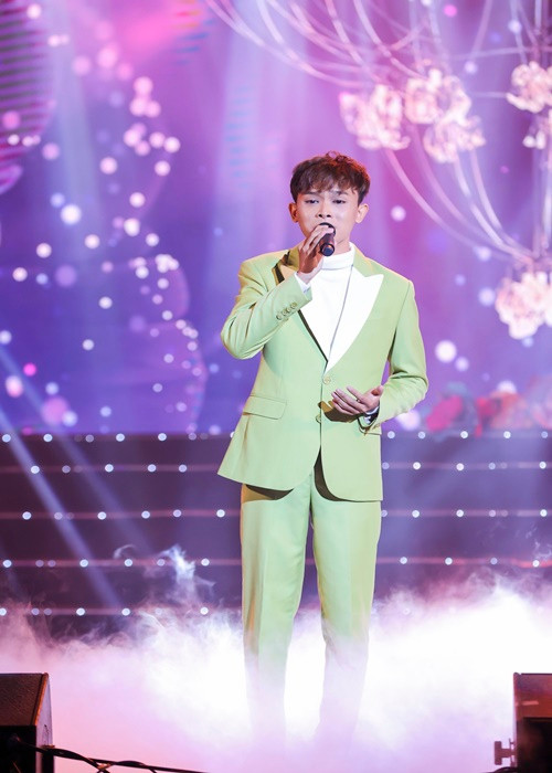 Hậu tin đồn nhảm, Hồ Văn Cường lộ diện khi tham gia liveshow "Tình phụ tử" ở Hà Nội. Sau một thời gian được Ngọc Sơn hướng dẫn, chỉ bảo tỉ mỉ về cách phát âm, luyến láy, cách thể hiện phong thái trình diễn trên sân khấu giờ đây Hồ Văn Cường ngày càng tự tin, bản lĩnh và bộc lộ hết những nét độc đáo trong giọng hát của mình.
