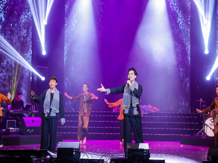 Trong liveshow, Hồ Văn Cường song ca 2 ca khúc “Đêm cuối” và “Thương người nông dân” cùng Ngọc Sơn. Ngoài ra, Hồ Văn Cường còn thể hiện các ca khúc: "Khúc hát ân tình", "Nửa đêm ngoài phố", "Đêm tâm sự", "Cõng mẹ", "Đêm mưa nhớ mẹ", "Nội tôi".