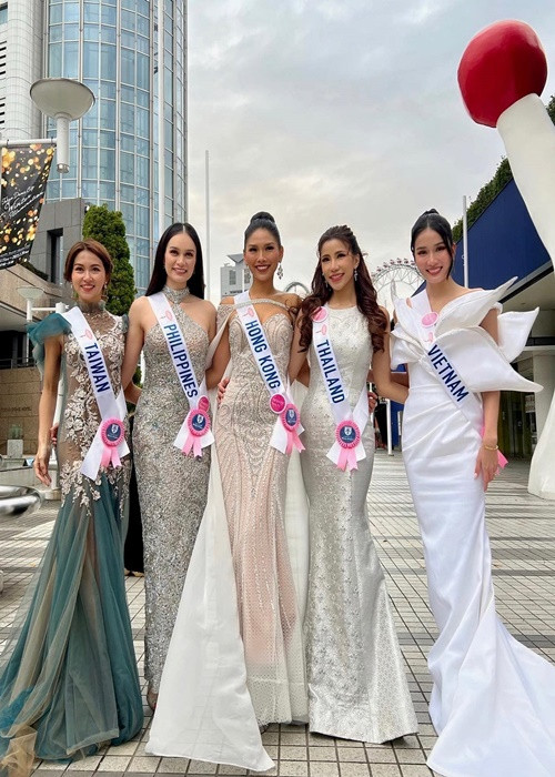 Trên trang cá nhân, Phương Anh liên tục chia sẻ hình ảnh thân thiết với các thí sinh.