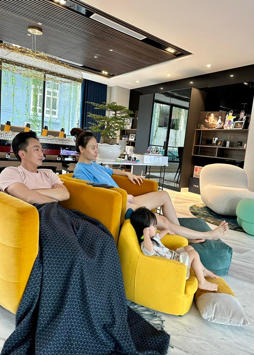 Sau khi kết hôn, Đàm Thu Trang hoàn toàn rút khỏi showbiz.