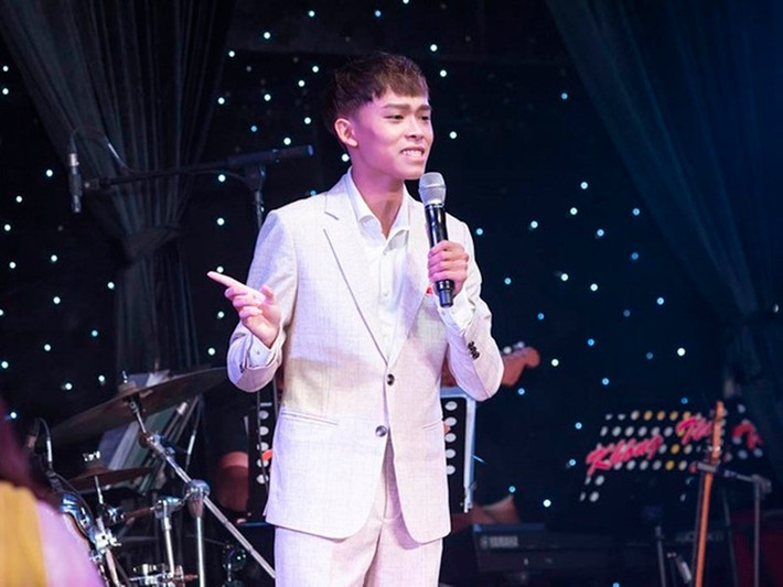Anh đang thuộc một công ty giải trí. Nam ca sĩ và công ty này bắt tay hợp tác vào cuối năm 2021 sau khi rời công ty quản lý của cố ca sĩ Phi Nhung. Ảnh: Arttimes