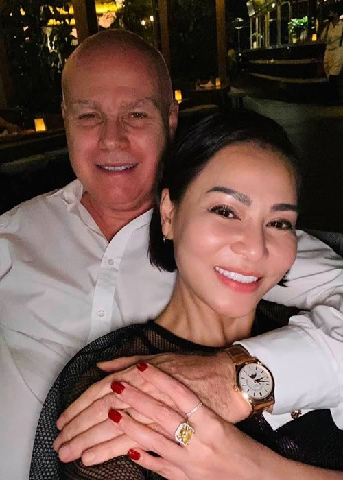 Thu Minh tạm rời showbiz Việt để hỗ trợ chồng công tác.