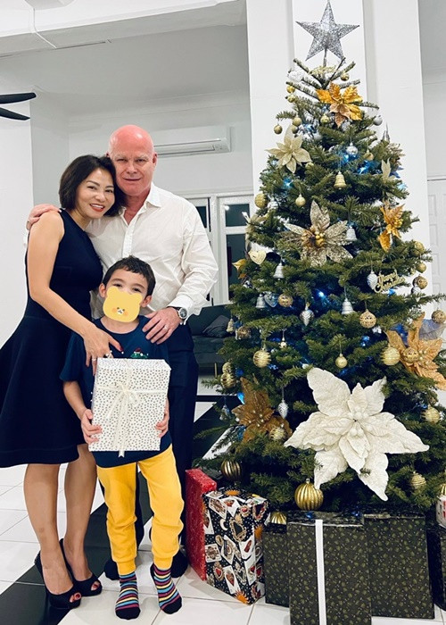 Thu Minh tạm rời xa showbiz Việt từ năm 2020 để sống ở Singapore cùng ông xã doanh nhân người Hà Lan và con trai đầu lòng.