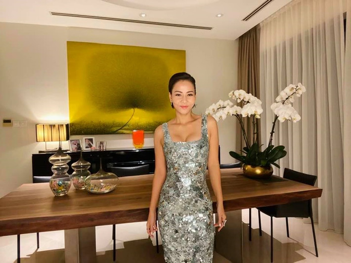 Trong thời gian dịch bệnh phức tạp, Thu Minh tham dự các chương trình online gây quỹ từ thiện.