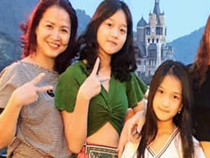 Thu Hạnh kết hôn với một cảnh sát hình sự, có hai con gái. Cô chia sẻ trên Pháp luật và xã hội, gia đình cô luôn có nguyên tắc là “việc ai người nấy làm”, chồng làm về bên cảnh sát hình sự, cô thì làm nghệ thuật, hai ngành nghề đặc thù bận rộn nên cô luôn cố gắng sắp xếp, cân đối cuộc sống gia đình. Ảnh: Vietnamnet