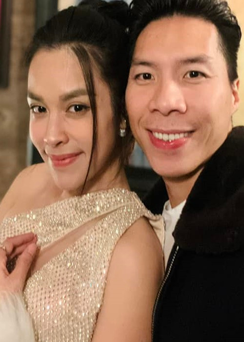 Gần đây, O Sen Ngọc Mai sang Mỹ lưu diễn. Nữ ca sĩ được ông xã Quốc Nghiệp tháp tùng. Ảnh: FBNV