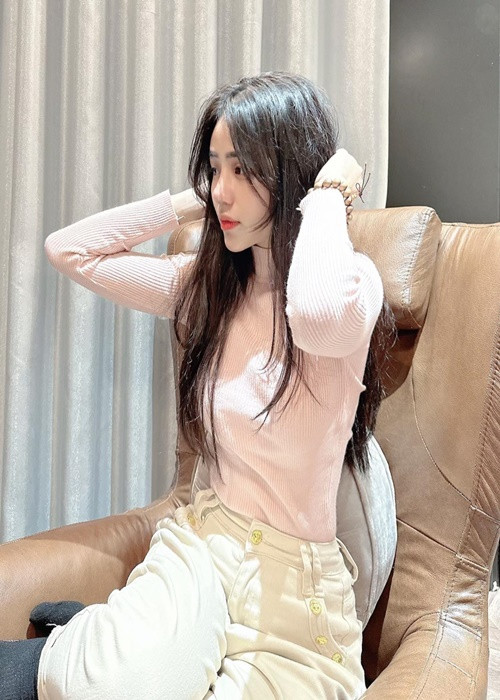 Trong clip cover triệu view, cô thường xuyên vừa hát vừa chơi nhạc cụ, tạo nên phong cách riêng.