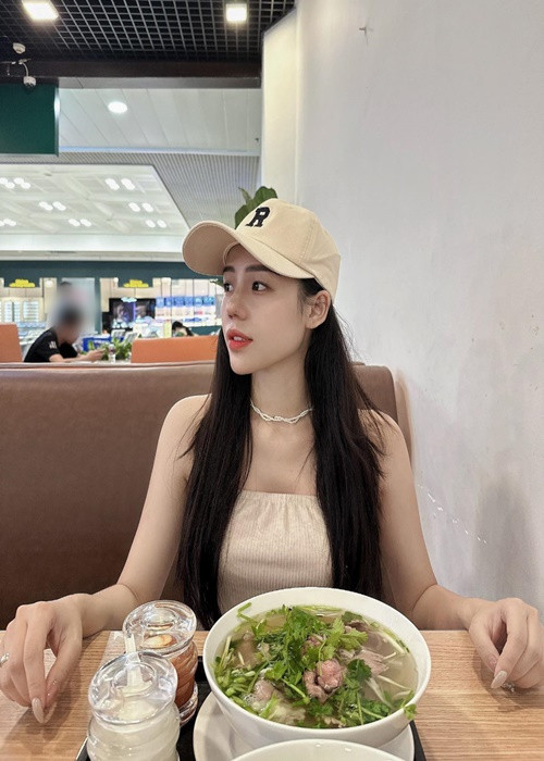 Cô là chủ nhân của nhiều bản cover hàng chục triệu view như: "Sóng gió" (93 triệu), "Từng yêu" (86 triệu), "Có tất cả nhưng thiếu anh" (56 triệu).