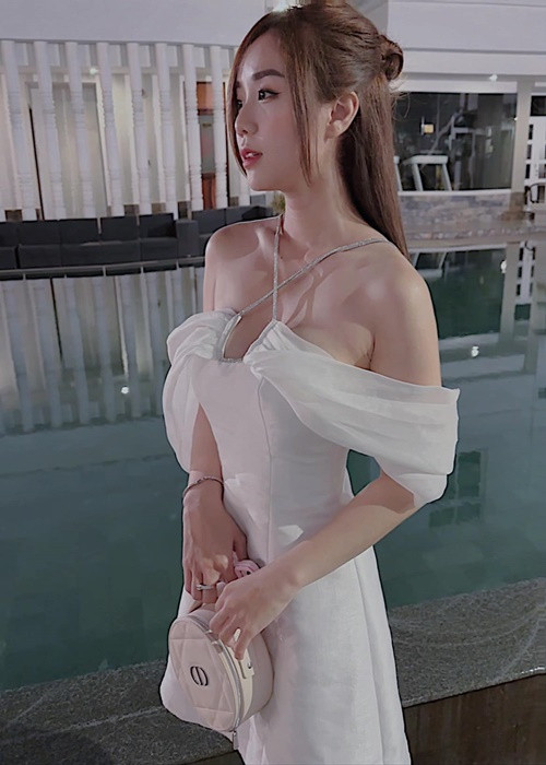Bà mẹ hai con chuộng mặc trang phục khoe vai trần quyến rũ.