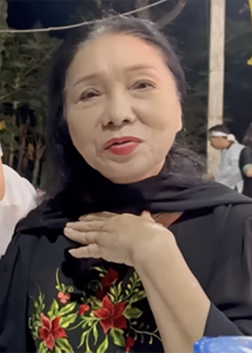 Mới đây, khi đến viếng nghệ sĩ Thiên Kim, NSND Bạch Tuyết (phải) nhận được câu hỏi có sợ bị dị nghị khi cười trong đám tang hay không. VTC dẫn lời nữ nghệ sĩ “Người dưới 30 tuổi khi mất người đời thương tiếc nên trong cáo phó để là hưởng dương. Người 60 trở lên qua được một đời người gọi là hưởng thọ. Còn người ở độ tuổi 80 trở lên gọi là tạ thế. Cô ra đi rất đẹp, khán giả ai cũng thương cũng nhớ. Còn chuyện buồn khóc thì ai cũng giả bộ được. Mình đến đây thì làm thật chứ giả bộ làm chi đúng không?”. Ảnh: VTC