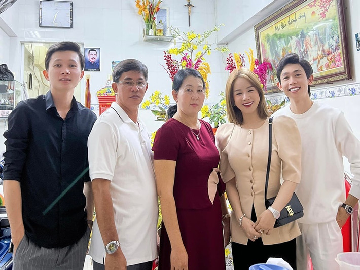 DJ Mie đã ra mắt gia đình Hồng Thanh.