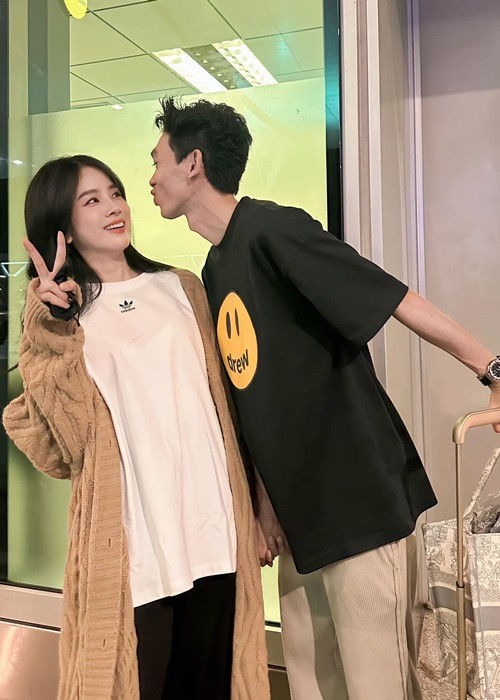 Trước tin đồn chia tay DJ Mie, Hồng Thanh lên tiếng phủ nhận. "Ai thấy clip đồn bậy đồn bạ báo cáo giúp mình nha", nam diễn viên chia sẻ.