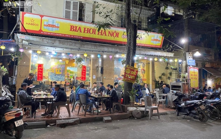 Theo chủ quán, có hai lý do khiến thời điểm hiện tại quán bia vắng vẻ. Một là do vừa mới ra Tết, tiết trời còn lạnh, khách không quá mặn mà với chuyện nhậu nhẹt. Hai là do cảnh sát giao thông Hà Nội đang trong đợt cao điểm ra quân kiểm tra nồng độ cồn với mức xử phạt rất nặng khiến nhiều người e ngại không dám uống bia.