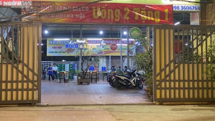 Nhân viên đứng đợi khách tại một nhà hàng bia ở ngõ 102 đường Trường Chinh trong giờ tan tầm.