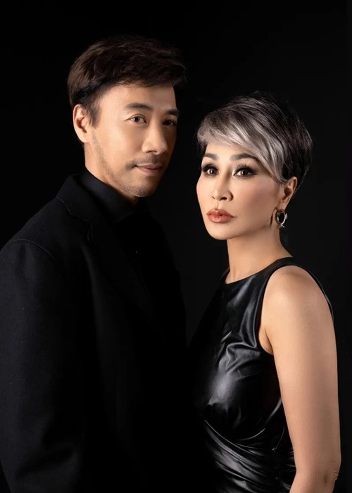Khánh Hà lập gia đình năm 18 tuổi, có con trai và chia tay chồng vài năm sau đó. Đến năm 1990, cô được ca sĩ Tô Chấn Phong mời thu một video ca nhạc. Sau lần hợp tác này, cả hai yêu nhau lúc nào không hay. Ảnh: Arttimes