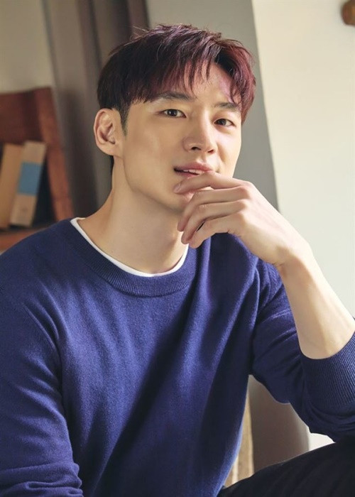 Lee Je Hoon có bạn gái đầu tiên hồi năm thứ hai đại học. "Tôi có nụ hôn đầu trong công viên. Lúc ấy tình yêu của tôi rất hồn nhiên", anh chia sẻ. Ảnh Zing