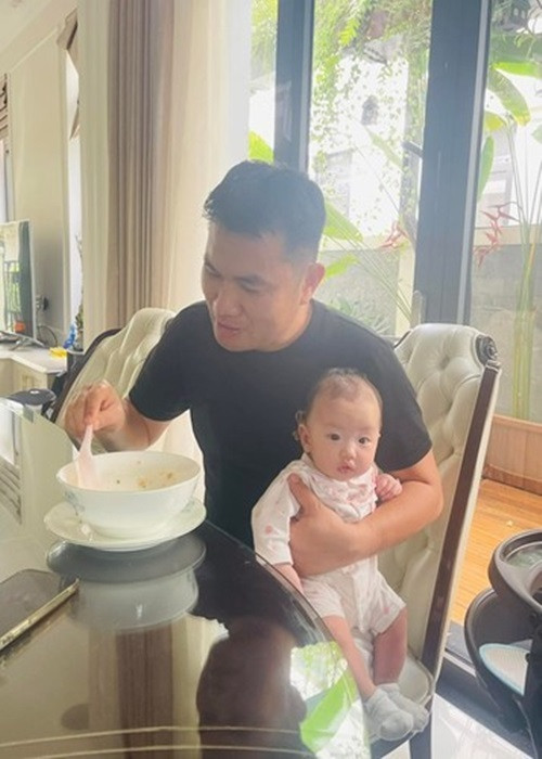 Chồng doanh nhân của Vân Hugo sẵn sàng thức đêm trông con, thay tã cho con. Thậm chí, vừa ăn, anh còn vừa bồng bế con gái.