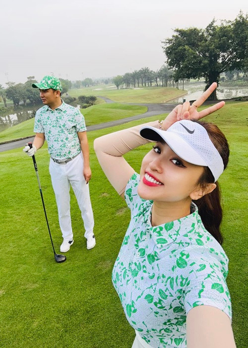 Nữ MC được chồng tháp tùng khi tham gia sự kiện, gặp gỡ bạn bè. Khi rảnh rỗi, Vân Hugo và người bạn đời cùng nhau đi đánh golf, du lịch. Theo nữ MC, trung bình mỗi tháng 2 vợ chồng lại khám phá những địa điểm mới.