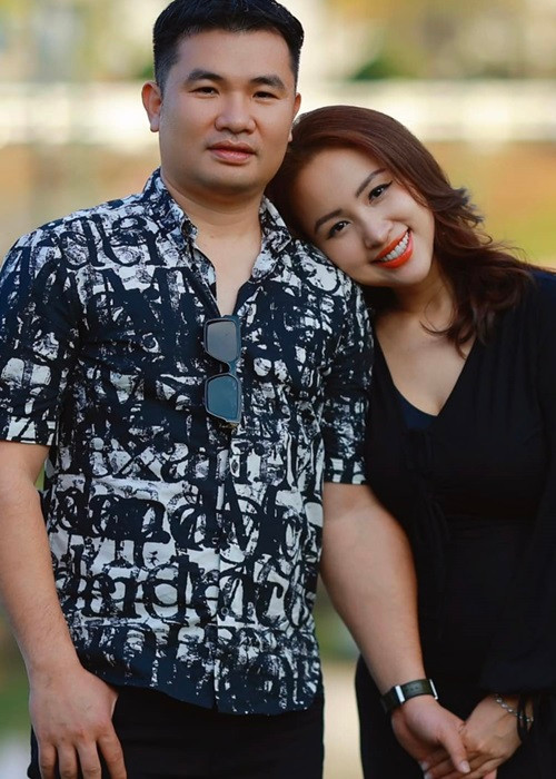 Sau 1 lần đò, có một cậu con trai, Vân Hugo tái hôn với doanh nhân Đặng Hùng Cường. Cả hai gặp nhau khi nữ MC vào Nam công tác.