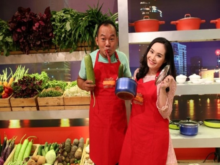 Long Đẹp Trai và Phi Nga kết hôn vào năm 2015. Trong chương trình Trăng mật diệu kỳ năm 2018, cặp đôi chia sẻ, cả hai vốn rất xung khắc. Đến khi chuyện tình cảm của Long Đẹp Trai đổ vỡ, Phi Nga là người hàn gắn cho anh và vợ trước. Khi nam diễn viên đau khổ nhất, Phi Nga là người an ủi anh rồi cả hai đến với nhau lúc nào không hay. Long Đẹp Trai cho rằng đây có lẽ là do "cái duyên cái số nó vồ lấy nhau". Ảnh: Vnmedia