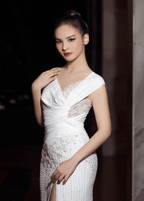 Quỳnh Nga không phải là gương mặt quá xa lạ với fan sắc đẹp. Cô lọt top 10 cuộc thi Hoa khôi Áo dài 2014, là Hoa khôi Tài năng Ngoại thương 2015.