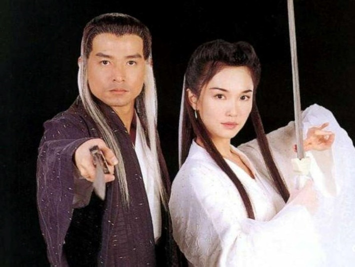 Phạm Văn Phương - Lý Minh Thuận hợp tác lần đầu tiên trong bộ phim "Tân ái lang" năm 1996. Khi đó, Phạm Văn Phương hẹn hò một doanh nhân giàu có. Khi chia tay bạn trai 10 năm, Phạm Văn Phương suy sụp và thất vọng. Lúc này, Lý Minh Thuận đã ở bên, động viên Phạm Văn Phương mỗi ngày. Khi tiếp tục đóng chung phim “Thần điêu đại hiệp” năm 1998, Lý Minh Thuận vẫn chưa chinh phục được Phạm Văn Phương bởi nữ diễn viên không còn niềm tin vào tình yêu. Ảnh: Lao động