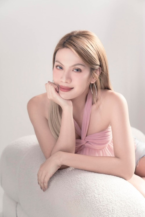 Giọng ca sinh năm 1993 chia sẻ, cô không hận bất kỳ người cũ nào.