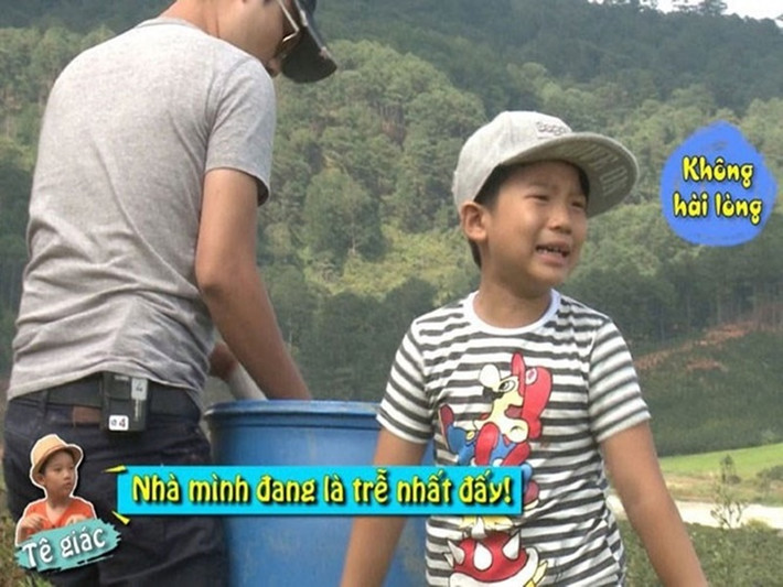 Khi mới cùng bố tham gia Bố ơi, mình đi đâu thế, Tê Giác khá hiếu thắng và hay khóc nhè.Tuy nhiên, bé Tê Giác ngày càng trở nên điềm tĩnh, hiểu chuyện và cởi mở hơn. Ảnh: FBNV.
