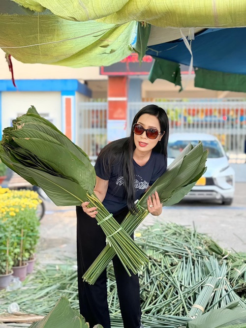 Dù bận rộn nhưng mỗi ngày giáp Tết, giống nhiều sao Việt, Trịnh Kim Chi đều tranh thủ gói bánh chưng cùng gia đình. Dịp Tết Nguyên đán 2024, nữ diễn viên tự tay đi chọn nguyên liệu.