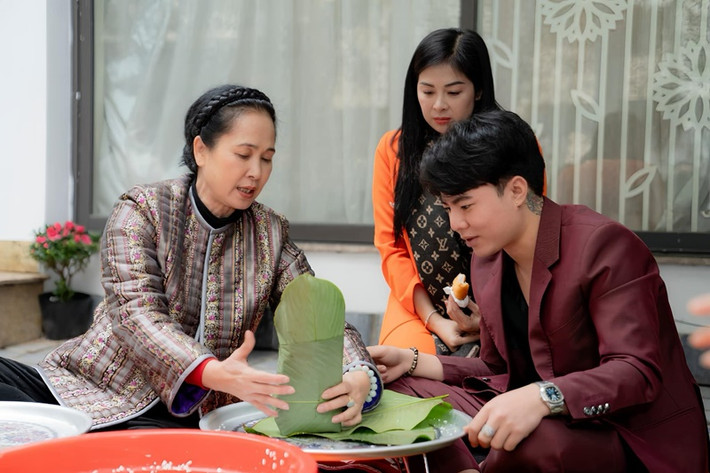 Nghệ sĩ Lan Hương hướng dẫn các nghệ sĩ trẻ cách gói bánh chưng.