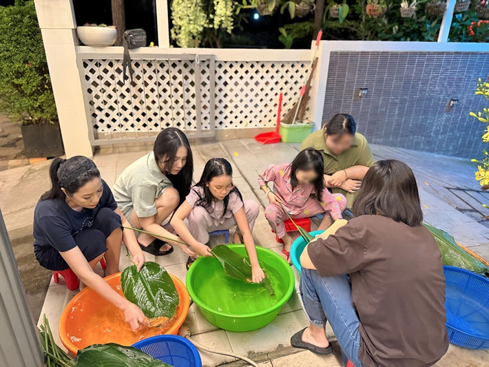 Cả nhà Trịnh Kim Chi cùng rửa lá gói bánh chưng.