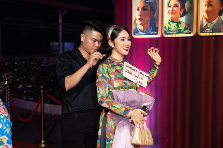 Nam ca sĩ không ngại nấu cơm mang lên trường quay cho vợ. Trung Kiên còn sẵn sàng may váy, giặt giũ, chăm sóc các con giúp bà xã. Chồng trẻ của Lê Phương cũng nhiệt tình hộ tống vợ đi khắp mọi nơi từ đi dự sự kiện, đóng phim hay đi gặp gỡ bạn bè.