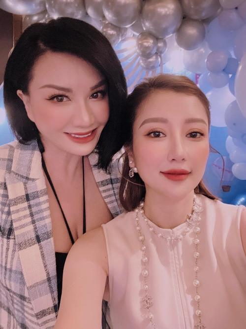 Mai Linh rất thân thiết với Trizzie Phương Trinh. Nữ ca sĩ hải ngoại từng chia sẻ, khi biết cô sắp mở tiệm cơm niêu nên cần nồi niêu ở Việt Nam mang qua, Mai Linh đi đặt hàng, mua niêu có dập tên, trả tiền và đóng thùng gửi sang Mỹ.