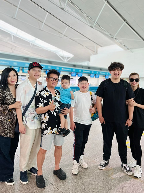 Mai Linh kém Trizzie Phương Trinh 24 tuổi nên cô muốn ba con trai riêng của Bằng Kiều gọi mình là chị.