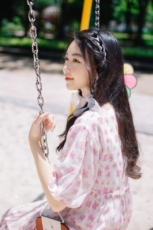 Gương mặt của con gái Quyền Linh được nhận xét đẹp không góc chết.