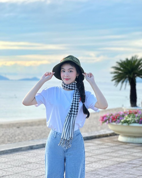 Diện áo phông, quần jean, con gái Quyền Linh vẫn toả sáng. Nhiều khán giả đánh giá Thảo Linh có khí chất của một hoa hậu tương lai.