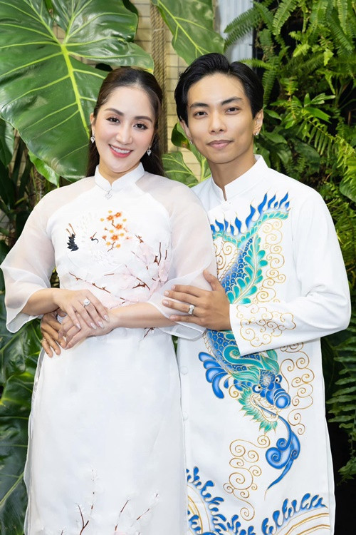 Khánh Thi đeo bộ trang sức kim cương mới để chụp ảnh áo dài Tết.
