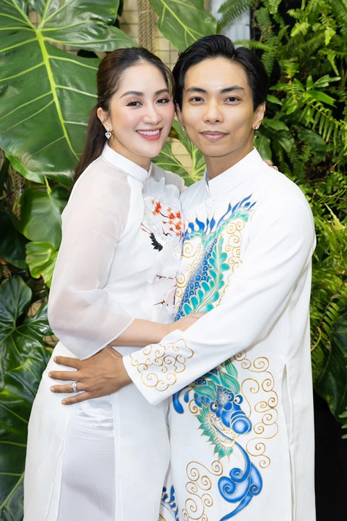 Vợ chồng Khánh Thi tình tứ bên nhau.