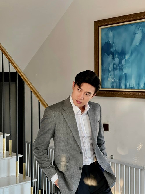 Nam diễn viên Quốc Trường sinh năm Mậu Thìn 1988. Anh được xem là gương mặt hot của phim truyền hình miền Nam trước khi thành công với vai diễn Vũ trong phim truyền hình miền Bắc Về nhà đi con.