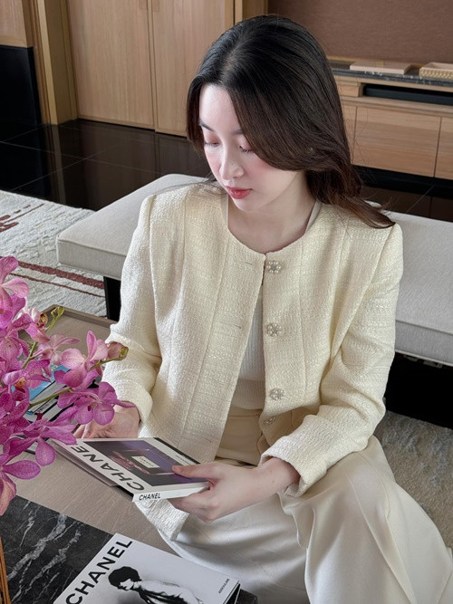 Sau khi sinh nở, cô được khen ngày càng đằm thắm.
