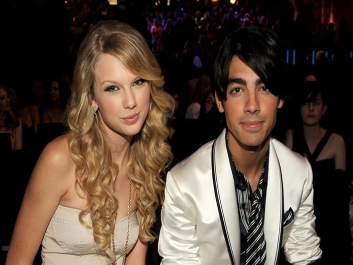 Trước Travis Kelce, nữ ca sĩ yêu toàn trai đẹp. Mối tình đầu của Taylor Swift là ca sĩ Joe Jonas - thành viên nhóm Jonas Brothers. Cả hai hẹn hò được vài tháng. Ảnh: VTV.